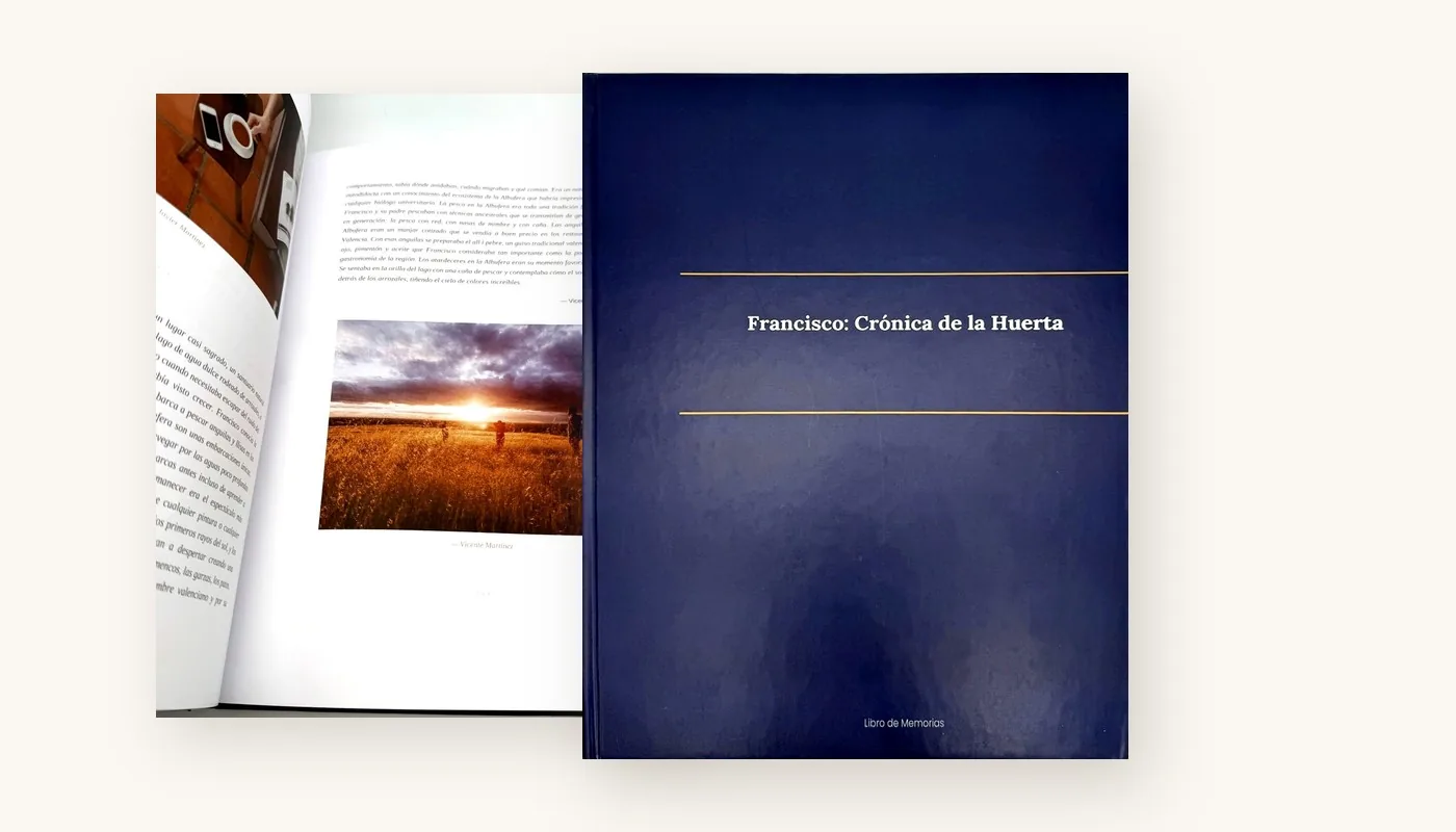 Un Libro de Memorias real: la tapa dura azul con el nombre grabado, y el libro abierto por dentro